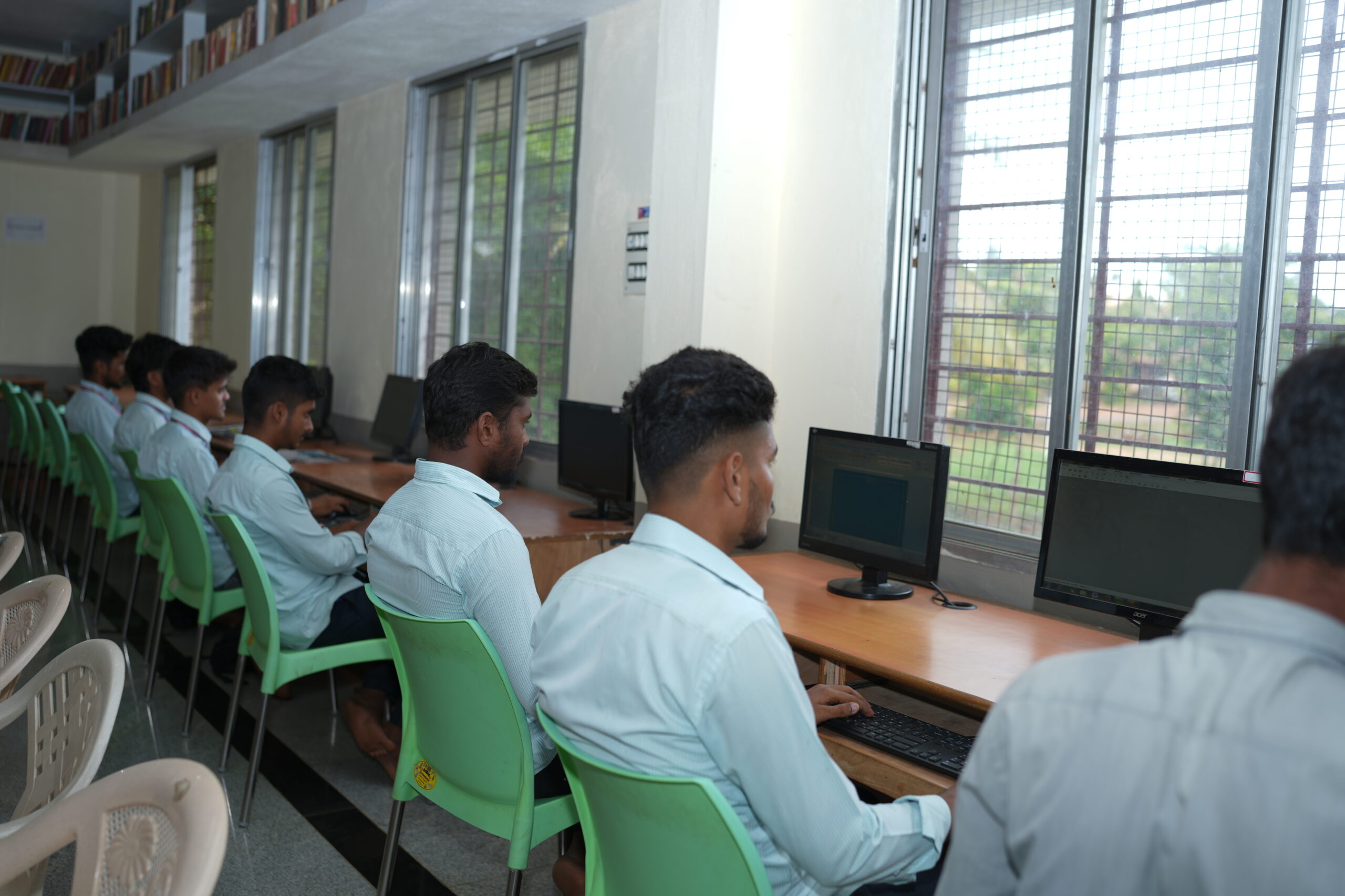 computer lab at hangle Atrs, Commerce college
