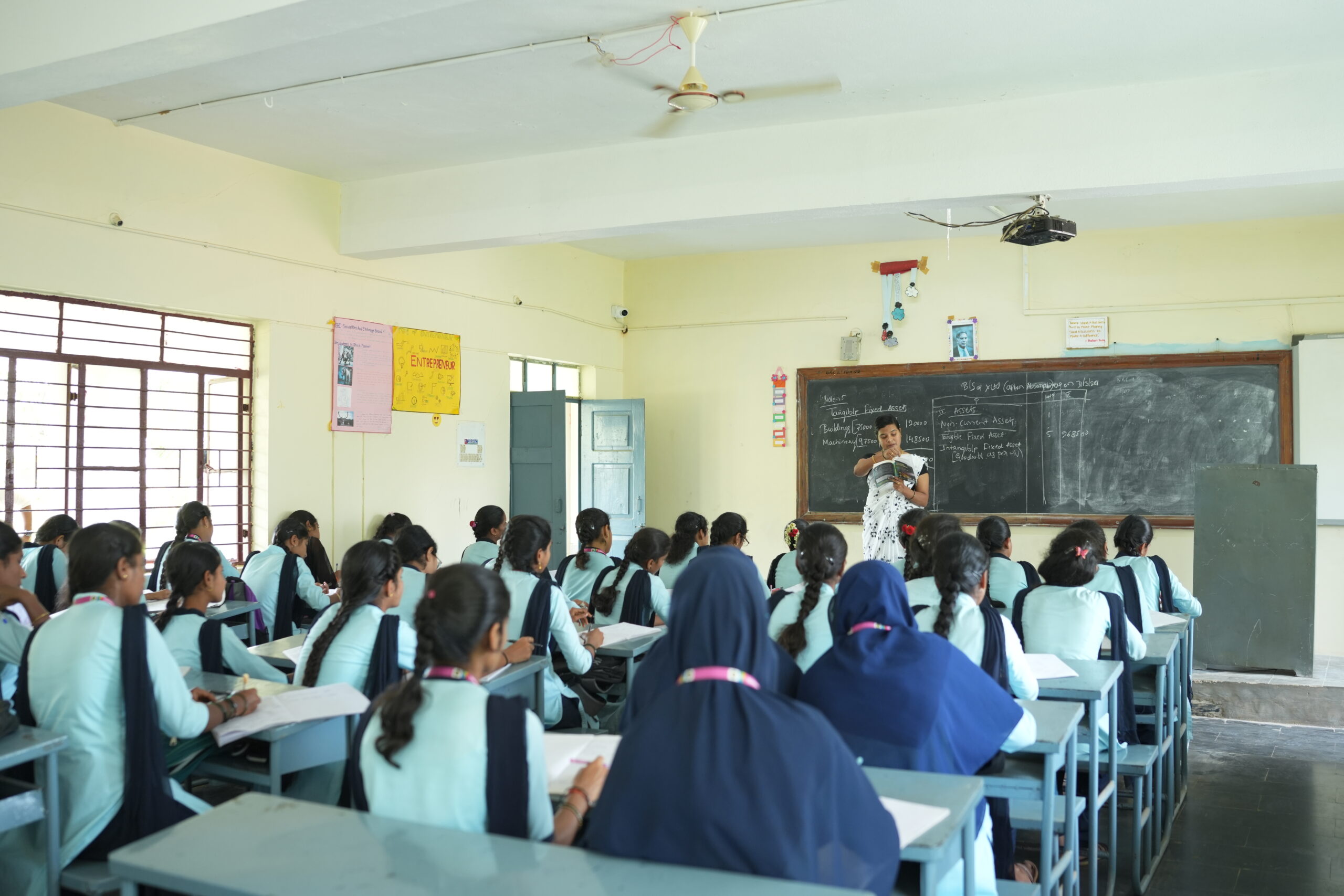 classroom of hangle Atrs, Commerce college